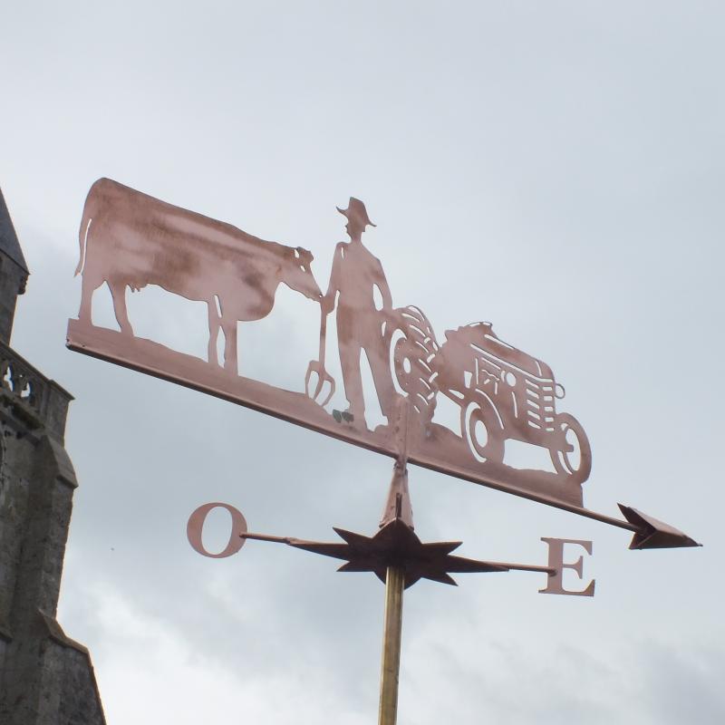 Girouette du fermier, sa vache et son tracteur